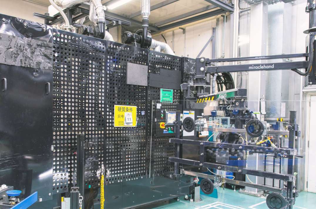スーパーハードコートの機械の写真
