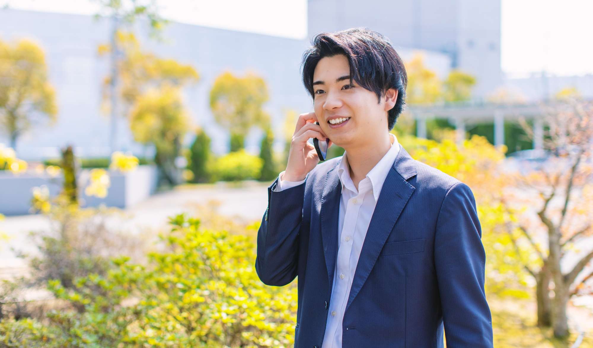 笑顔で電話をする田中さんの写真