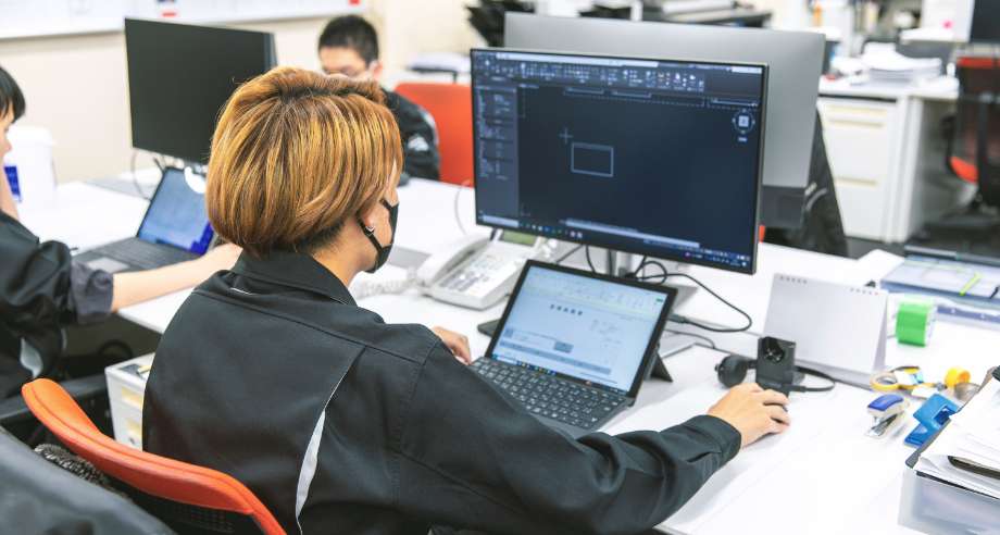 PCに向かって作業をしている設計部門のスタッフの写真